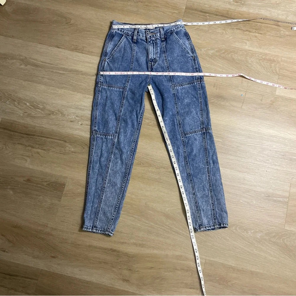 Levi’s Premium Mom Jean Size 24 Blue Faded Wash High Waisted Seam Details - Picture 10 of 11